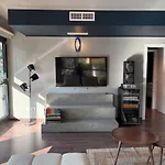 Elegant Office With A View דירה
