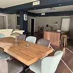 Elegant Office With A View דירה *