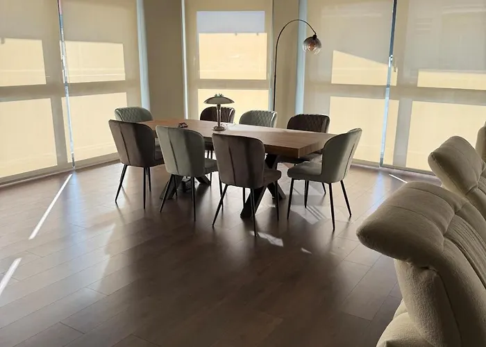 Elegant Office With A View ヴァルマドレーラ