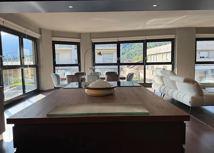 Elegant Office With A View * 瓦尔玛德雷拉
